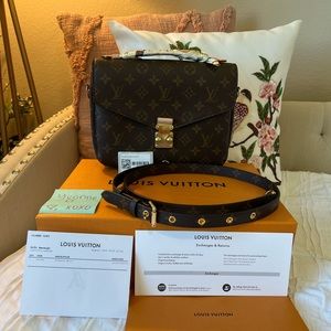 🚫SOLD- Louis Vuitton Pochette Métis monogram